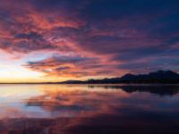 Das Wolkenleuchten spiegelt sich am Chiemsee